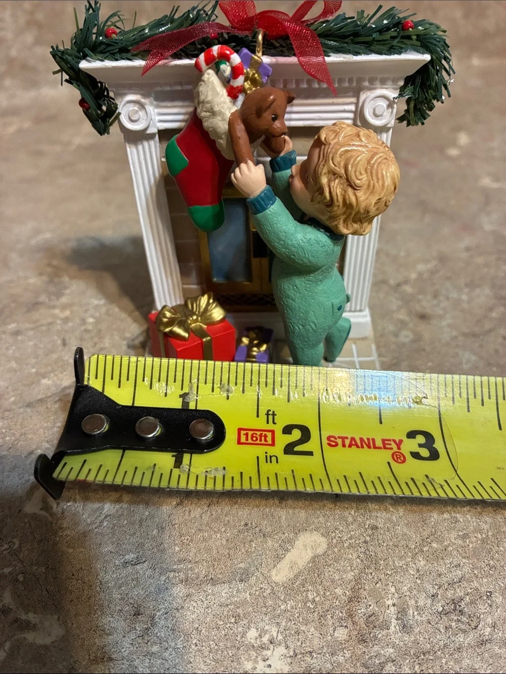 Hallmark Keepsake 2004 Reaching For Christmas